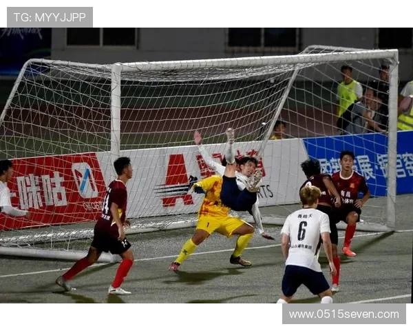 全球瞩目的足球明星们如何在赛场上创造传奇与荣耀